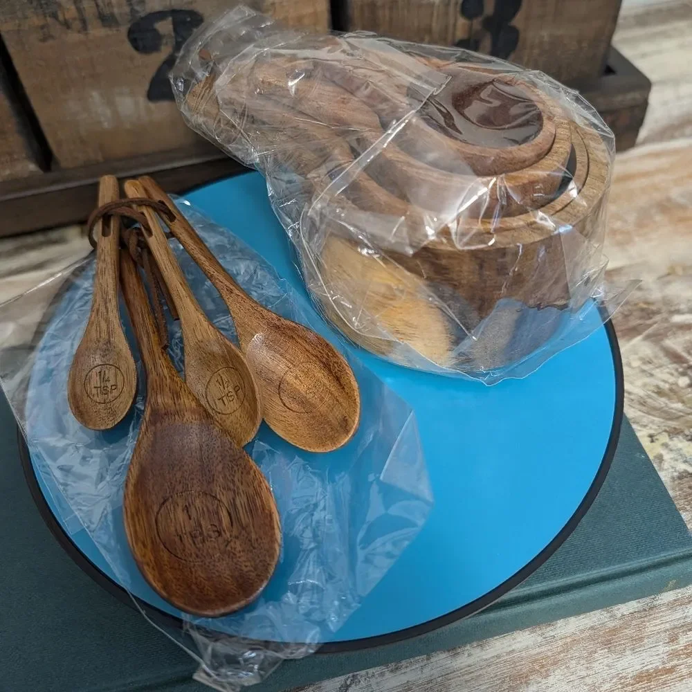 NIP Acacia Wood Measuring Cups and Measuring Spoon Set